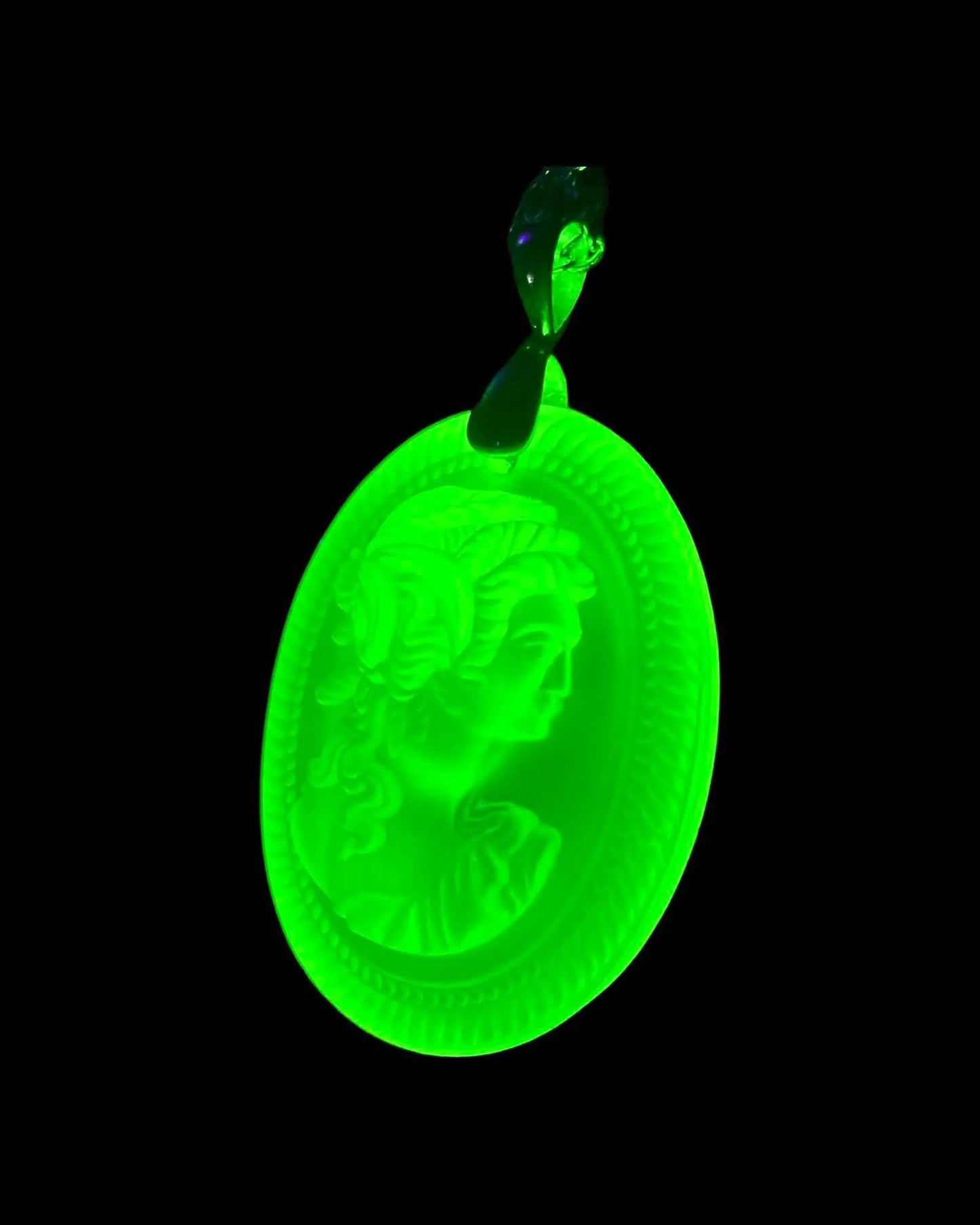 UV Reactive Vaseline Uranium Glass Portrait Pendant – Vintage Bohemian Cameo Necklace with Radiant Art Deco Style