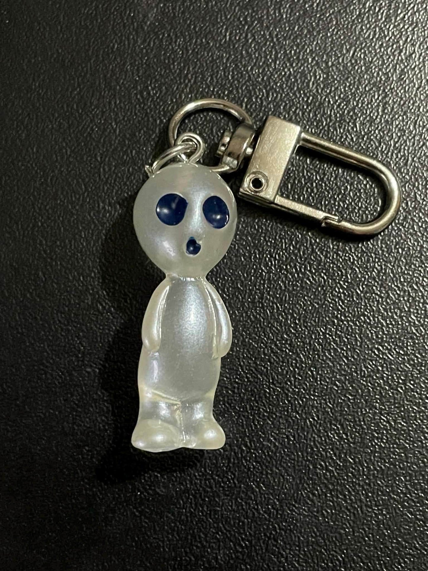 Glowing (Ufo) Keychain | Cute Little Alien Jewelry/Charm From Space | It Glows In The Dark Halloween Accessory