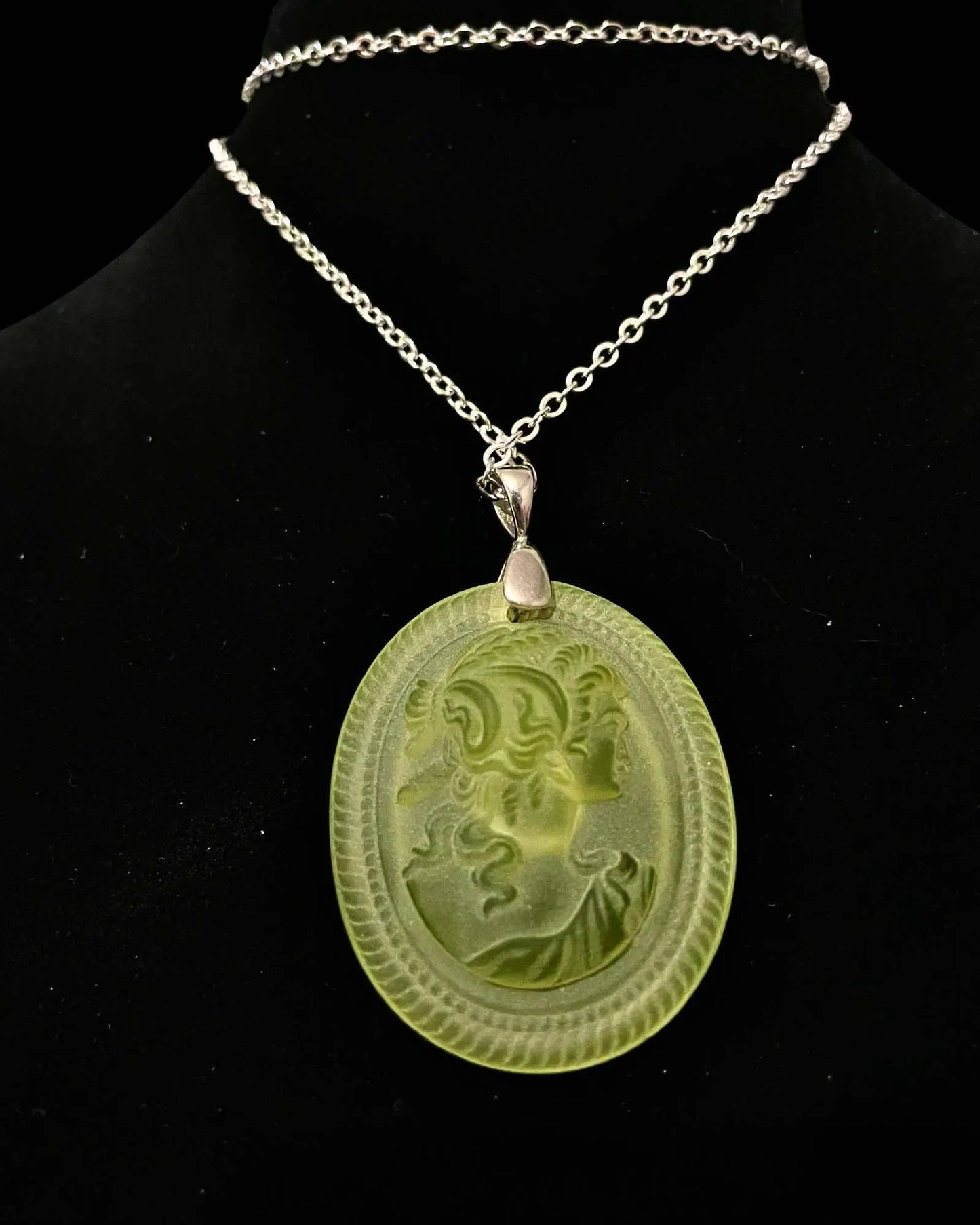 UV Reactive Vaseline Uranium Glass Portrait Pendant – Vintage Bohemian Cameo Necklace with Radiant Art Deco Style