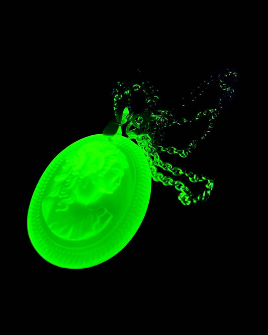 UV Reactive Vaseline Uranium Glass Portrait Pendant – Vintage Bohemian Cameo Necklace with Radiant Art Deco Style