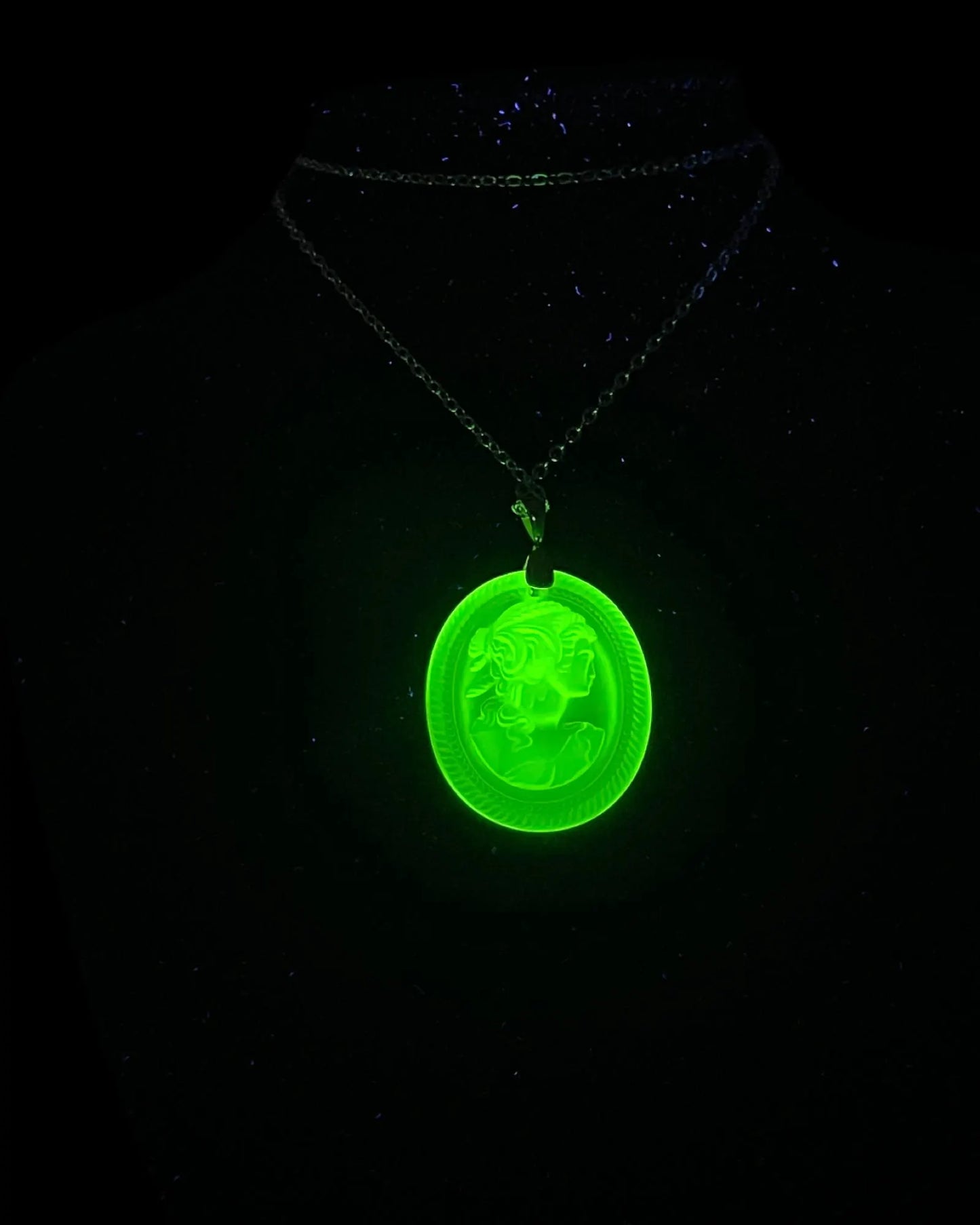 UV Reactive Vaseline Uranium Glass Portrait Pendant – Vintage Bohemian Cameo Necklace with Radiant Art Deco Style