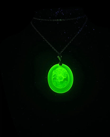 UV Reactive Vaseline Uranium Glass Portrait Pendant – Vintage Bohemian Cameo Necklace with Radiant Art Deco Style