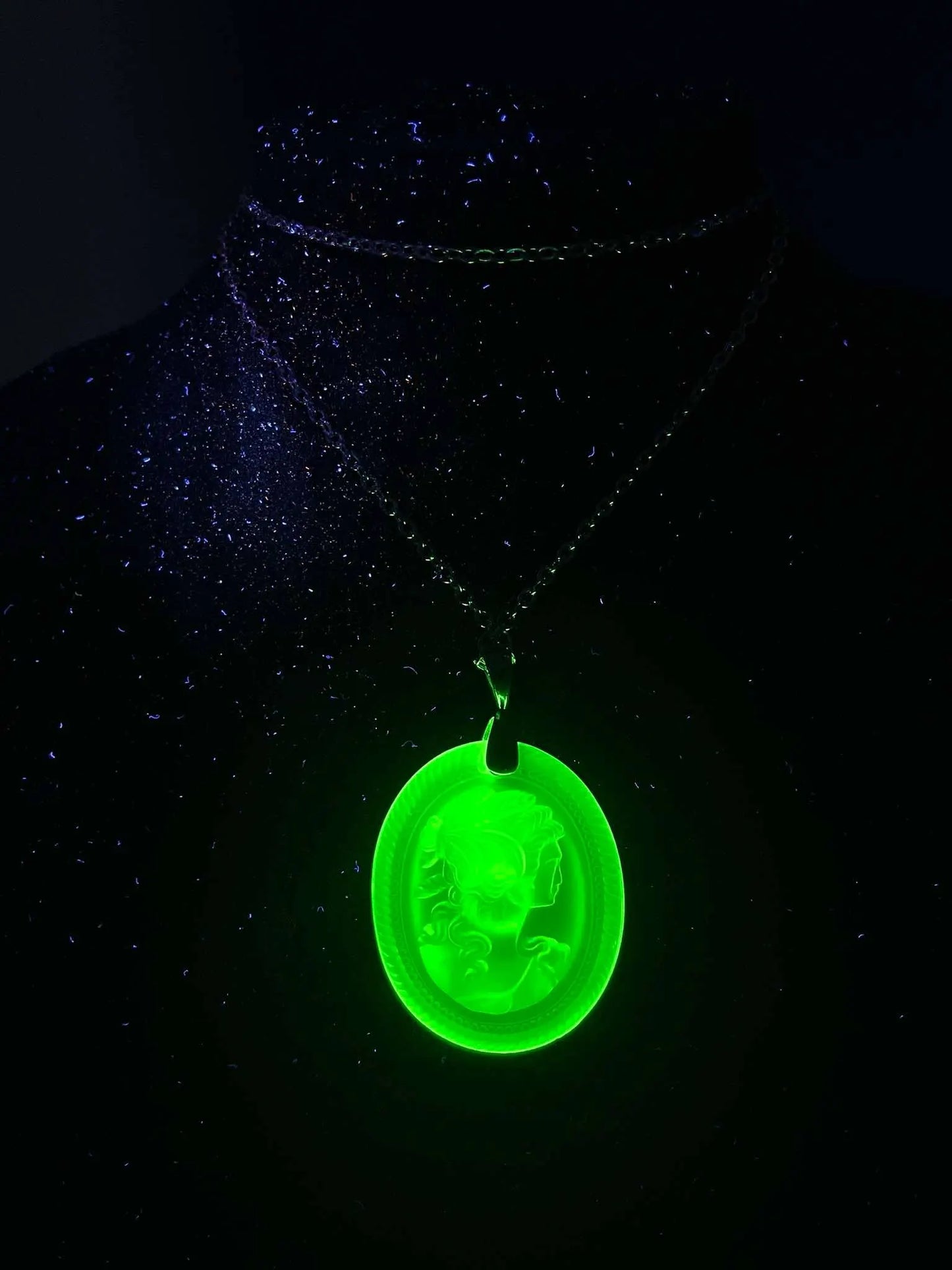 UV Reactive Vaseline Uranium Glass Portrait Pendant – Vintage Bohemian Cameo Necklace with Radiant Art Deco Style