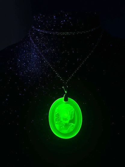 UV Reactive Vaseline Uranium Glass Portrait Pendant – Vintage Bohemian Cameo Necklace with Radiant Art Deco Style